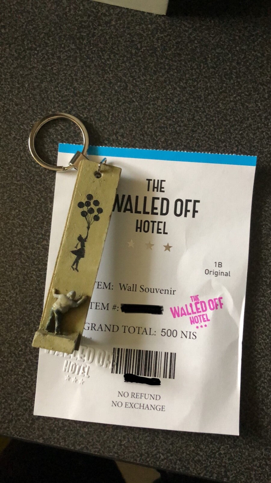 Banksy - Walled Off Hotel Key Fob Portachiavi Scultura "GIRL WITH BALLOON" con ricevuta